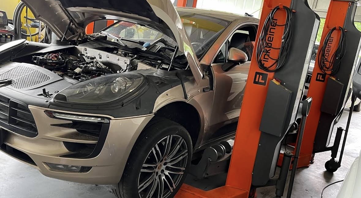 Porsche Cayenne podczas naprawy w warsztacie Moto-Tech